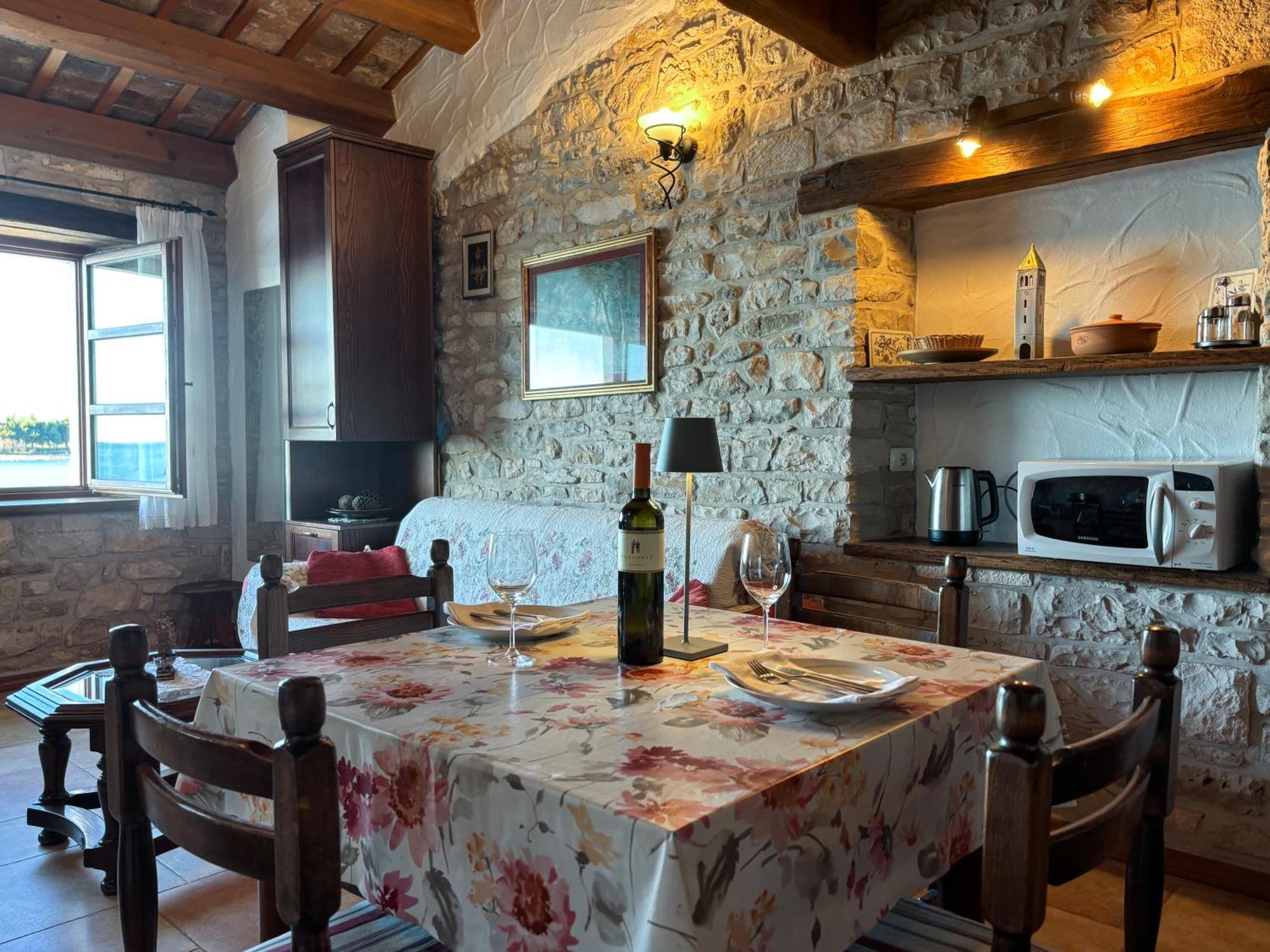 City Center Coastal Escape - Apartments With Sea View Or Cozy Room Novigrad  Zewnętrze zdjęcie